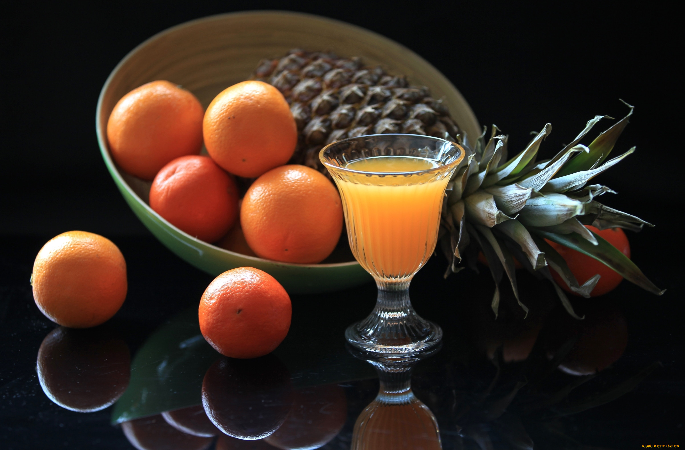 Натюрморт с апельсинами. Апельсиновый сок. Натюрморт с апельсиновым соком. Натюрморт с ананасом и апельсином.